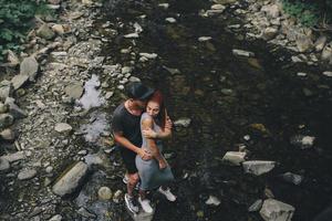 hermosa pareja en el fondo del bosque foto