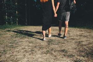 hermosa pareja de pie en un bosque foto