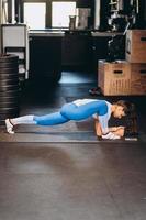 retrato de una joven atractiva haciendo ejercicio de yoga o pilates foto