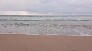 cámara lenta de cielo y arena de mar de playa. vista del paisaje del mar de la playa en verano d video