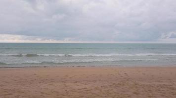 cámara lenta de cielo y arena de mar de playa. vista del paisaje del mar de la playa en verano d