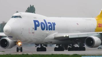 almaty, kazajstán 4 de mayo de 2019 - avión de carga polar air boeing 747 n416mc rodando antes de la salida. aeropuerto internacional de almaty, kazajstán video