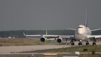 Frankfurt am Main, Alemanha 18 de julho de 2017 - Arábia Saudita carga Boeing 747 taxiando antes da partida. fraport, frankfurt, alemanha video