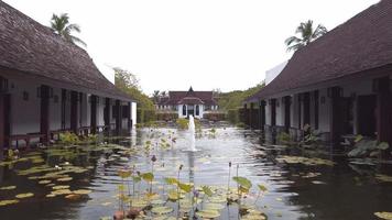 Mai 1,2022 Phangnga, Thailand Blick auf ein Gebäude im thailändischen Stil mit riesigem Swimmingpool im JW Marriott Khaolak Resort und Spa in den Sommerferien video