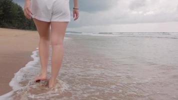 slow motion se till bar fot gående på de strand på sommar semester högtider video