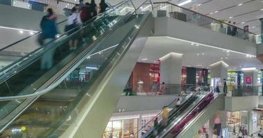 vue accélérée à l'intérieur du grand magasin avec des gens dans le hall de l'escalator video