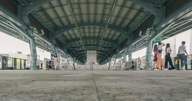 timelapse Aan de bts lucht trein platform met veel passagier. zuidoosten Azië leven in Thailand video