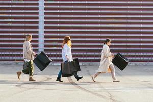 mujeres jóvenes con bolsas de compras caminando por la calle. foto