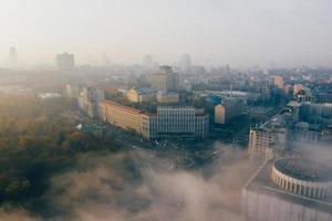 vista aérea de la ciudad en la niebla foto