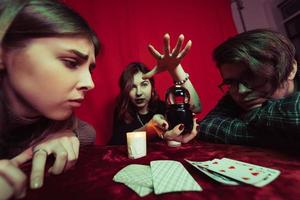 grupo de personas y mujer adivina con bola de cristal foto