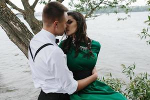 hombre y mujer en el lago foto