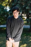 retrato de un joven estudiante feliz con gafas en ropa informal foto