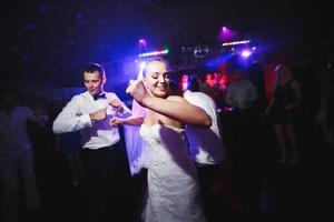 hermosa novia y el novio bailando foto