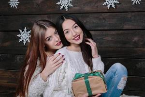 dos hermosas chicas en navidad foto