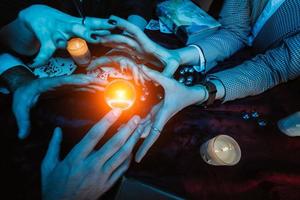 grupo de personas y mujer adivina con bola de cristal foto