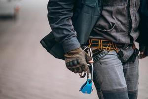 escalador trabajador preparándose para trabajos en altura. foto