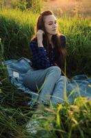 retrato, de, un, hermoso, mujer joven, en, pradera foto