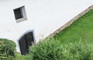 casa blanca de un antiguo castillo con pradera foto