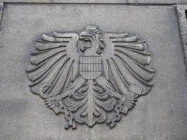 escudo de armas del águila austríaca en viena foto