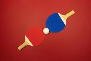 dos raquetas de tenis de mesa se encuentran una frente a la otra listas para las competiciones de ping-pong foto