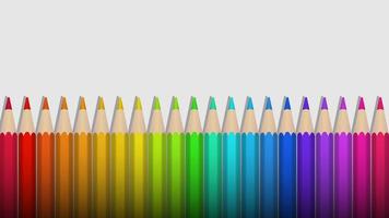 los lápices de colores del arco iris se encuentran en una fila sobre un fondo blanco