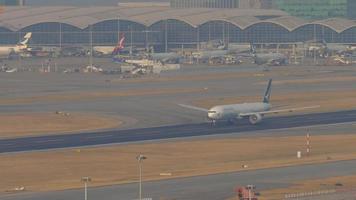 hong kong november 10, 2019 - cathay pacific boeing 777 b kpe löpning för ta av till avvika från hong kong internationell flygplats. video