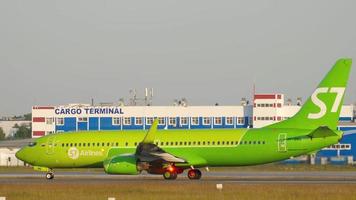 novosibirsk, federação russa 17 de junho de 2020 - boeing 737 s7 vp bng esperando na posição inicial antes da partida. aeroporto de tolmachevo, novosibirsk. video