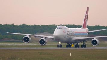 novosibirsk, federação russa 10 de junho de 2020 - cargalux boeing 747 lx vcn acelerando para decolar. aeroporto de tolmachevo, novosibirsk video