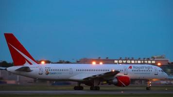 novosibirsk, fédération de russie 10 juin 2020 - vol royal boeing 757 vp blb en cours d'exécution pour le décollage tôt le matin. video