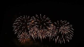 celebração de fundo abstrato colorido feriado fogos de artifício na véspera de ano novo um festival de alegria fogos de artifício no céu noturno e uma celebração da declaração de independência. video