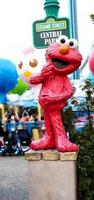 osaka, japón el 9 de abril de 2019. elmo y sesame street son actualmente el tema de universal studios japón este mes. foto