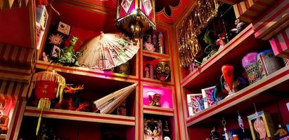 osaka, japón en abril de 2019. la tienda de bromas de zonko en universal studio japan, era una tienda de bromas mágicas ubicada en el pueblo mágico de hogsmeade, escocia. foto