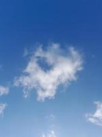 cielo azul con finas nubes blancas foto