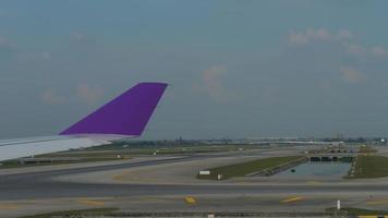 Vorfeld des internationalen Flughafens Bangkok, Blick aus der Kabine des rollenden Verkehrsflugzeugs