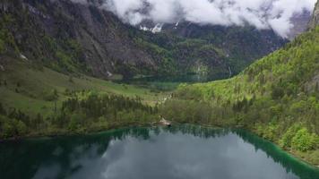 vista aérea de drone do lago konigssee nas montanhas da alemanha video