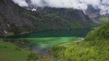 vista aérea de drone do lago konigssee nas montanhas da alemanha video