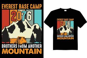 diseño de camisetas de montaña. diseño de camiseta de montaña para acampar vector