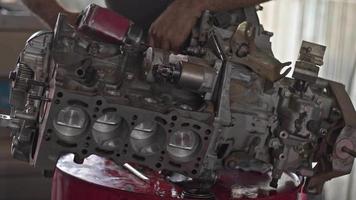 réparation automobile en atelier video
