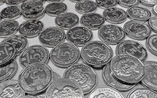 monedas metálicas de cinco hryvnia sobre una superficie blanca. dinero ucraniano.