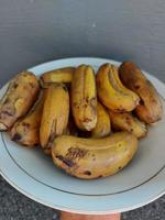 primer plano de plátano hervido, un plato tradicional indonesio simple que se usa como refrigerio. alimento con muchos beneficios para la salud. utilizado para el fondo y la publicidad. foto