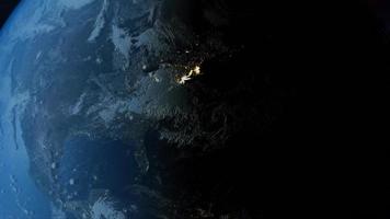 planeet aarde draait van dag in nacht net zo stad lichten beurt Aan in noorden Amerika. video