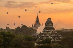 templo de ananda en bagan reparando después de daños causados por grandes terremotos en myanmar. foto