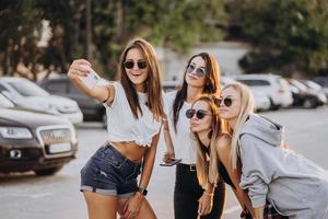 cuatro mujeres jóvenes tomándose un selfie y divirtiéndose foto