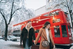 hermosa joven pareja caminando por la calle foto