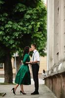 hermosa pareja europea posando en la calle foto