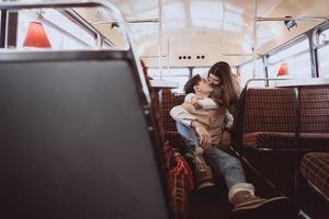 amorosa pareja joven en invierno sentado en un café foto