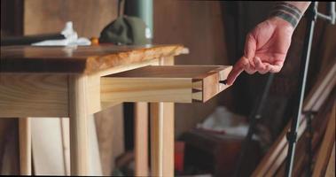el trabajo de un carpintero. mesa de madera natural. caja de cola de milano. hecho a mano video