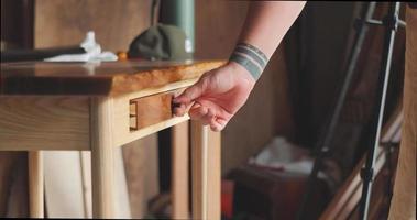 el trabajo de un carpintero. mesa de madera natural. caja de cola de milano. hecho a mano video