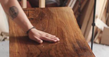 mestre carpinteiro, aplicando óleo natural na mesa de madeira natural. parte 1 video