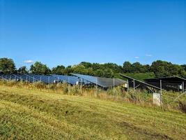 generar energía limpia con módulos solares en un gran parque en el norte de europa foto